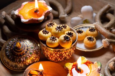 Tahta tepside porselen üzerinde servis edilen birkaç Tayland geleneksel tatlısına yakından bakın.