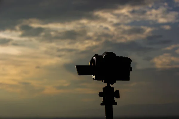 Silhouette Caméra Sur Trépied Beau Ciel Soir Dans Campagne Coucher — Photo