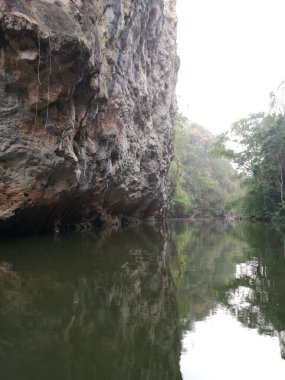 Ormandaki nehir ve Pha Hob, Mae Moh, Tayland 'da nehrin kenarında güzel bir kaya veya dağ ve orman.