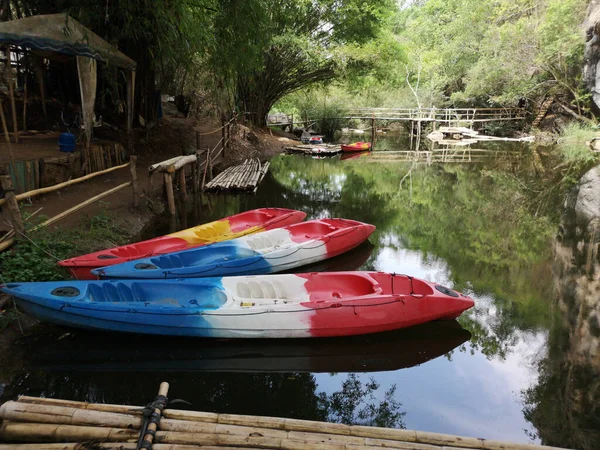 Kayaks Rojos Con Remos Ellos Río Canoas Turísticas Con Remos — Foto de Stock