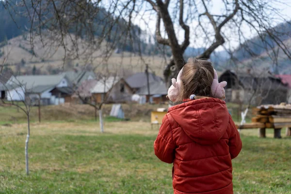 Gadis kecil bermimpi di taman tentang akhir perang dan pulang ke rumah — Stok Foto