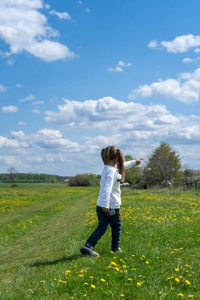 Little Girl Walks Beautiful Spring Field Shows Her Hand Forward — Stok Foto