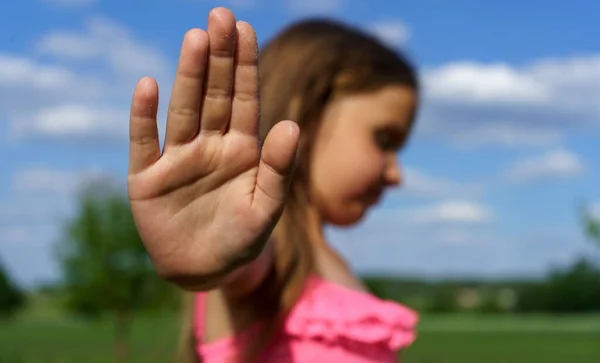 Gadis Kecil Menunjukkan Tanda Berhenti Masalah Pelecehan Anak Kekejaman Dalam Stok Gambar Bebas Royalti