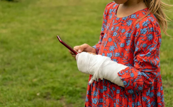 Little Girl Cast Her Arm Trying Use Phone High Quality — Stok fotoğraf
