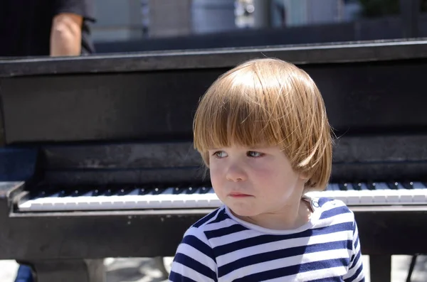 Porträtt Liten Pojke Barnet Gråter Nära Pianot Musiklektioner För Små — Stockfoto