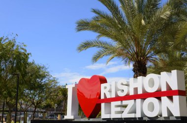 Şehir parkındaki büyük harfler 