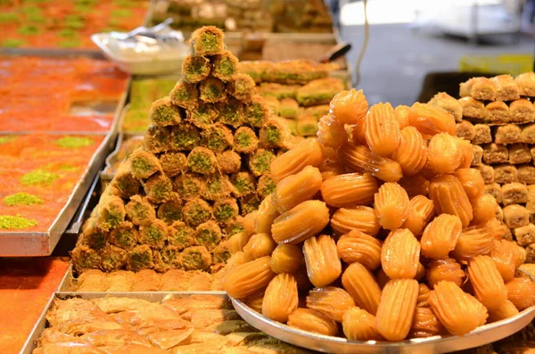 東洋市場のバクラバ アラビアの甘い焼き菓子 アラブストリートマーケットの屋台でのお菓子の様々な 広い範囲で東のお菓子 バクラバ アーモンドとトルコの喜び カシュー — ストック写真
