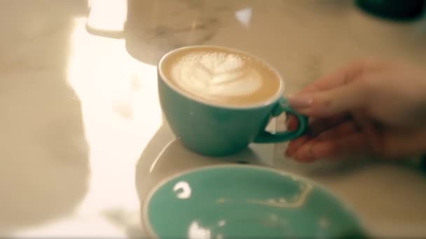 Taza Verde Cappuccino Cerca Factura Café Latte Restaurante Vista Superior — Vídeo de stock