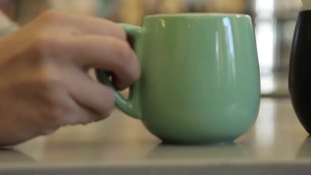 Gesprek Een Koffieshop Groene Keramische Mok Close — Stockvideo