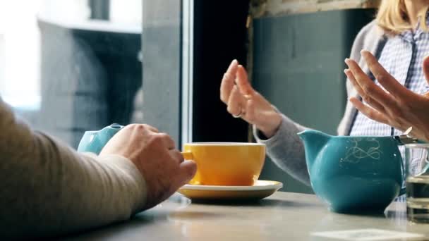 Conversation Man Woman Cup Coffee Woman Gesturing Yellow Cup Blue — Vídeo de Stock