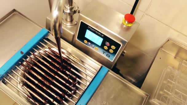 초콜릿 초콜릿을 만드는 뜨거운 초콜릿을 수돗물 선반에 붓는다 초콜릿 생산을 — 비디오