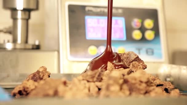 巧克力工厂 手工巧克力是怎么做的 热巧克力从水龙头中倒入电线架上 巧克力生产特写 — 图库视频影像