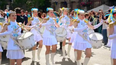 4 Mayıs 2017. Kyiv. Ukrayna. Eurovision 2017. Khreshchatyk şehrinin ana caddesi. Eurovision Şarkı Yarışması Açılış Töreni. Davullu kızlar.