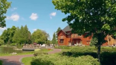 5 Mayıs 2021. Kyiv. Ukrayna. Khonka Yanukoviç. Ukrayna 'nın kaçak başkanının evi. Mezhyhirya. Diktatörün av kulübesi.