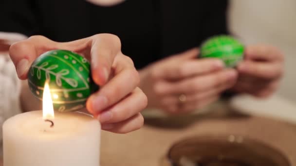 Primer Plano Las Manos Pintando Huevos Pascua Con Pintura Pincel — Vídeos de Stock