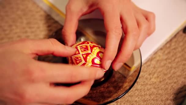 Святом Великодня Крупним Планом Руки Фарбують Прикрашають Яйця Традиційної Весняної — стокове відео