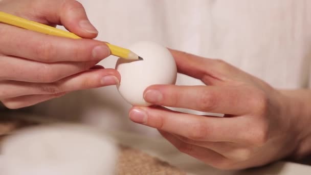 Святом Великодня Крупним Планом Руки Фарбують Прикрашають Яйця Традиційної Весняної — стокове відео
