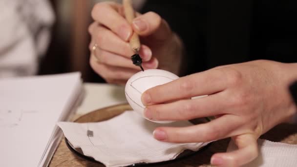 Feliz Feriado Páscoa Close Mãos Pintar Decorar Ovos Para Jantar — Vídeo de Stock