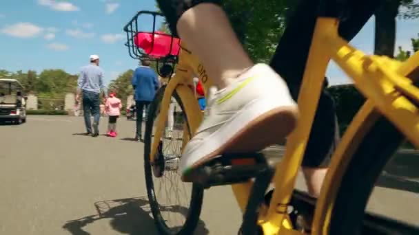 2021 Κίεβο Ουκρανία Κορίτσι Οδηγεί Ένα Κίτρινο Ποδήλατο Πόδια Κάνουν — Αρχείο Βίντεο