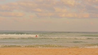 Deniz dalgaları ve siyah bayraklar. Kıyıda fırtına var. İsrail