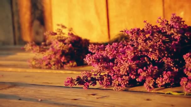 Bouquet Lavanda Alle Porte Una Casa Legno Raggi Del Tramonto — Video Stock