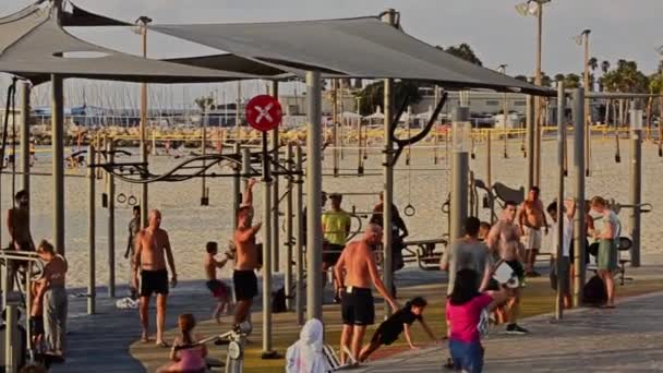 Los Hombres Hacen Ejercicio Aire Libre Gimnasio Playa Tel Aviv — Vídeo de stock