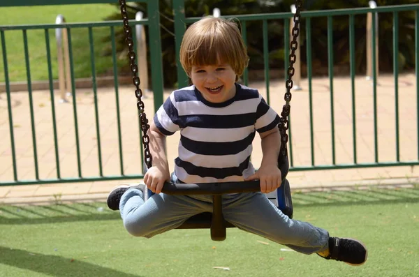 Mutlu küçük çocuk o gün parkta oynarken Avrupalı çocuk zincirli salıncakta sallanıyor..