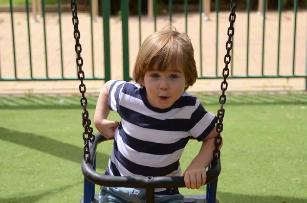 Mutlu küçük çocuk o gün parkta oynarken Avrupalı çocuk zincirli salıncakta sallanıyor..