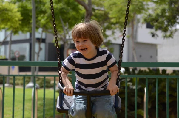Mutlu küçük çocuk o gün parkta oynarken Avrupalı çocuk zincirli salıncakta sallanıyor..
