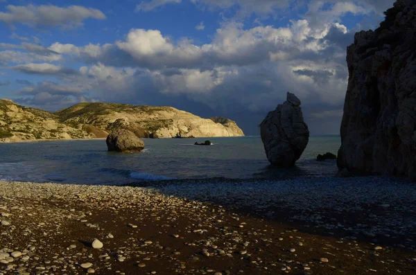 Paphos. Kıbrıs. Petra tou romiou. Afrodit 'in kayası. Denizin üzerinde dramatik fırtınalı bir gökyüzü. Denizde kayalar. Tanrıça Afrodit 'in doğduğu yer. Aşıklar için romantik plaj. Kış.