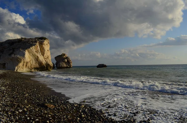 Paphos. Kıbrıs. Petra tou romiou. Afrodit 'in kayası. Denizin üzerinde dramatik fırtınalı bir gökyüzü. Denizde kayalar. Tanrıça Afrodit 'in doğduğu yer. Aşıklar için romantik plaj. Kış.