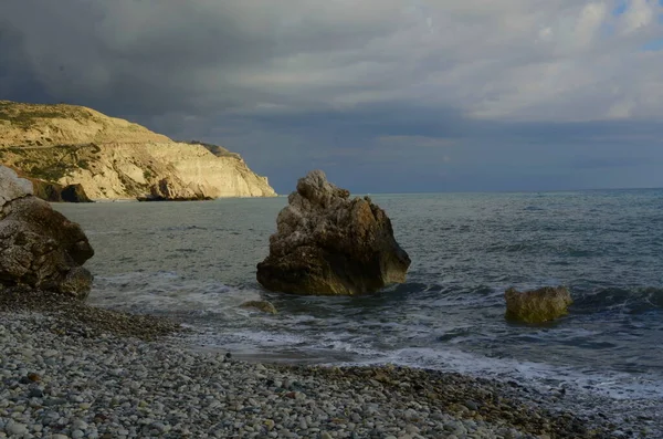 Paphos. Kıbrıs. Petra tou romiou. Afrodit 'in kayası. Denizin üzerinde dramatik fırtınalı bir gökyüzü. Denizde kayalar. Tanrıça Afrodit 'in doğduğu yer. Aşıklar için romantik plaj. Kış.