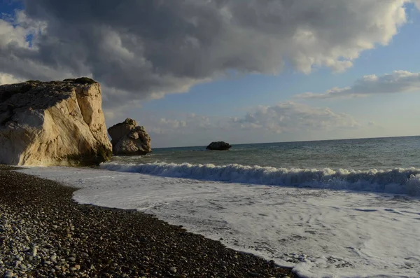 Paphos. Kıbrıs. Petra tou romiou. Afrodit 'in kayası. Denizin üzerinde dramatik fırtınalı bir gökyüzü. Denizde kayalar. Tanrıça Afrodit 'in doğduğu yer. Aşıklar için romantik plaj. Kış.