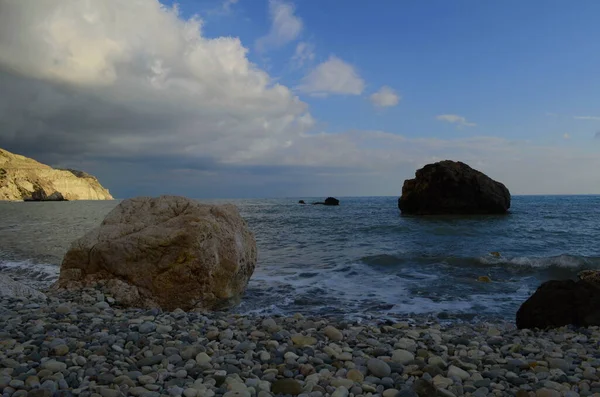 Paphos. Kıbrıs. Petra tou romiou. Afrodit 'in kayası. Denizin üzerinde dramatik fırtınalı bir gökyüzü. Denizde kayalar. Tanrıça Afrodit 'in doğduğu yer. Aşıklar için romantik plaj. Kış.