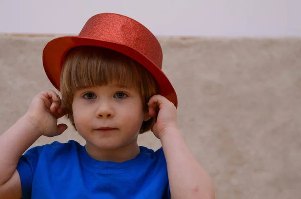 Chico Gracioso Con Sombrero Rojo Brillante Payaso Espacio Para Texto — Foto de Stock