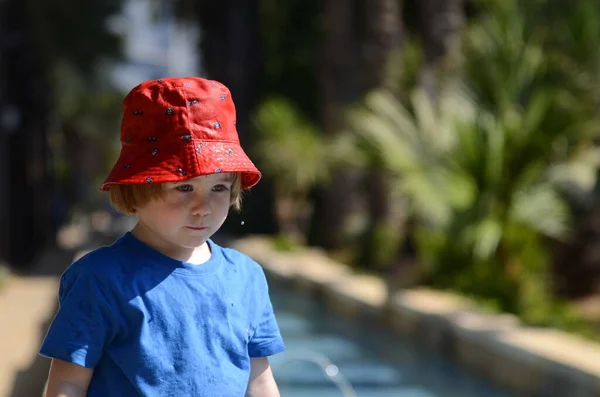 Niño Con Sombrero Rojo Mojado Chico Mojado Fuente Palmeras Fondo — Foto de Stock