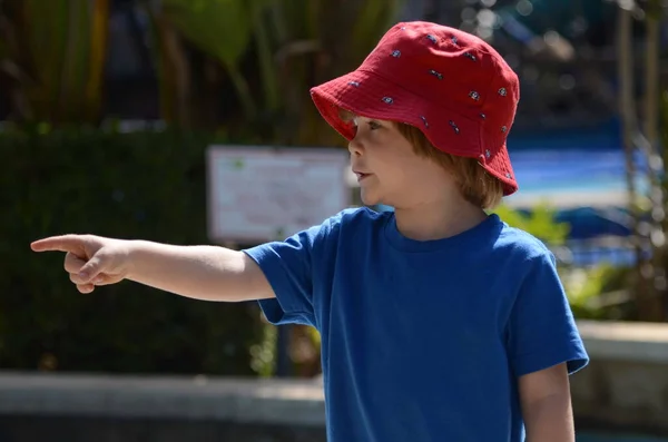Ein Kleiner Junge Mit Rotem Panamahut Zeigt Mit Dem Finger — Stockfoto