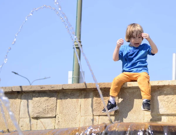 Söt Pojke Leker Fontänen Sommar Koncept Varmt Väder Barnet Stänker — Stockfoto