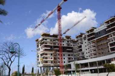 İsrail 'de modern bina. İnşaat alanı. Şehrin yeni bir bölgesinde konut inşaatı tersanesi. Vinçli site.