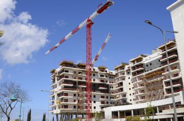 İsrail 'de modern bina. İnşaat alanı. Şehrin yeni bir bölgesinde konut inşaatı tersanesi. Vinçli site.