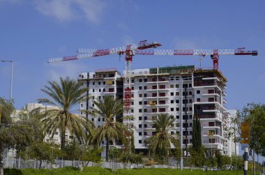 İsrail 'de modern bina. İnşaat alanı. Şehrin yeni bir bölgesinde konut inşaatı tersanesi. Vinçli site.