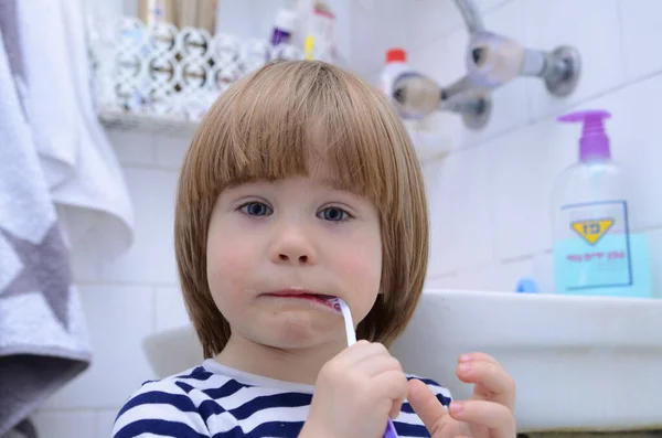 Little Blond Boy Learning Brushing His Teeth Domestic Bath Kid — Φωτογραφία Αρχείου