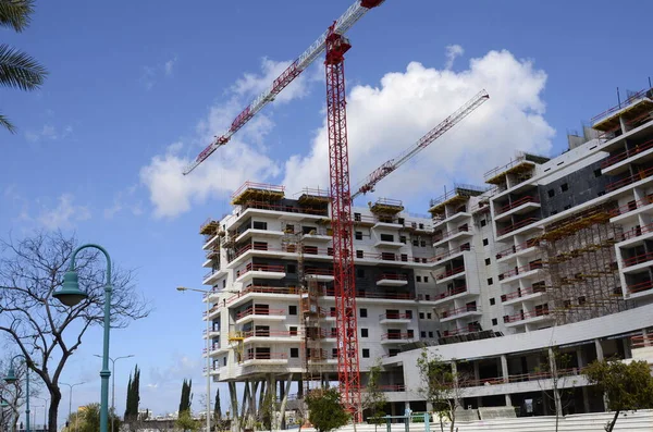 İsrail 'de modern bina. İnşaat alanı. Şehrin yeni bir bölgesinde konut inşaatı tersanesi. Vinçli site.