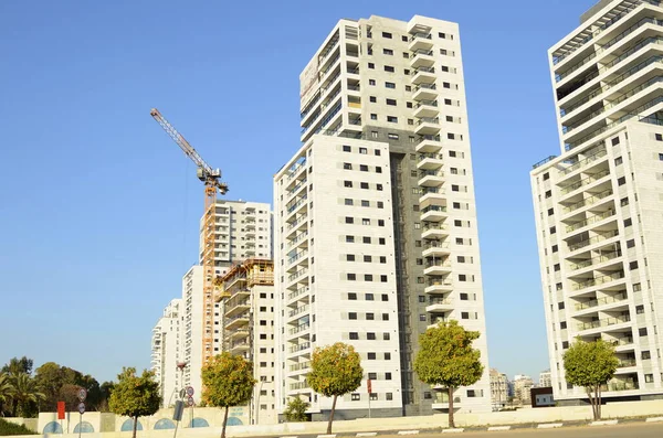 Construcción Grúa Naranjos Alrededor Casas Nuevas Edificios Residenciales Modernos Nuevos — Foto de Stock