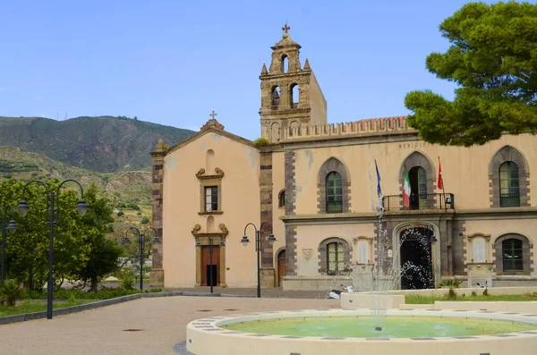 Lipari, Sicilya. Aeolian adası. İtalya. 11 / 10 / 2019 - Belediye binası, devlet memuru. Beyaz gömlekli ve kırmızı kravatlı bir adam beyaz scooter 'a gidiyor. Güzel bina, palmiye dalı