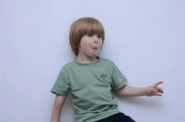 Маленький Хлопчик Білому Тлі Емоції Обличчі Сюрприз Захоплення Питання Інтерес — стокове фото