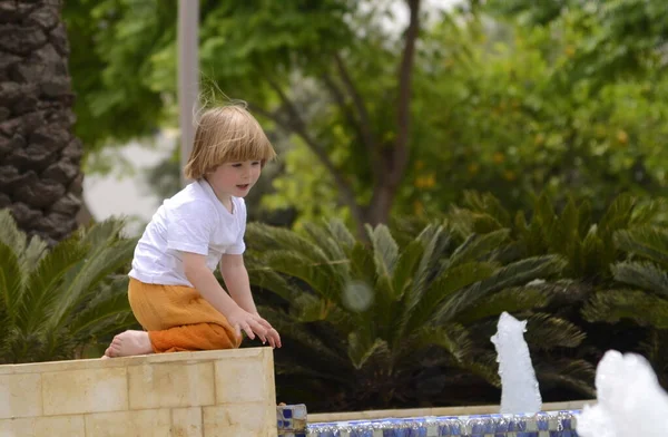 Niño Lindo Está Jugando Fuente Niño Pantalones Amarillos Regocija Verano — Foto de Stock