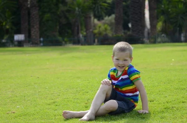 Niño Rubio Yace Sentado Hierba Verde Brillante Niño Una Camiseta — Foto de Stock