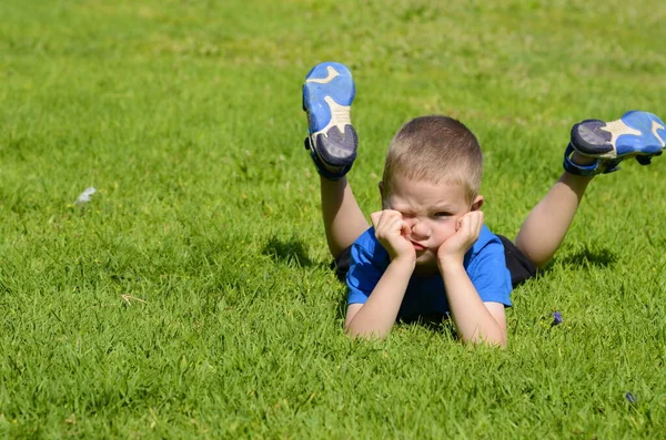Positivt Barn Det Gröna Gräset Parken Pojke Gammal Begreppet Barndomsdrömmar — Stockfoto