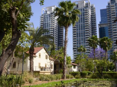 Sarona pazarının manzarası. Modern bir metropolün merkezinde samimi bir vaha. Gökdelenlerin arka planına karşı eski Alman evleri. İsmail. Tel Aviv Mayıs 2022
